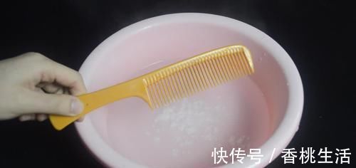在梳子上涂抹牙膏,作用真厉害,我也是刚知道,快回家试一试