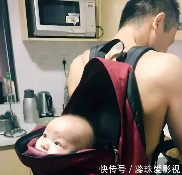 爸爸|又有一位爸爸带娃火了,做饭带娃两不误,网友:别给孩子当菜炒了
