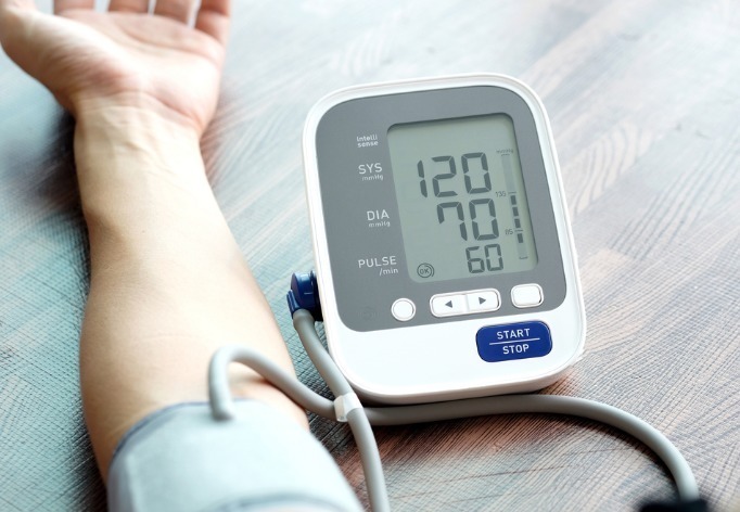 62岁高血压患者脑出血猝死!吃了11年降压药,全都败在一个决定上