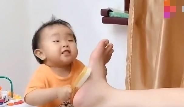 亲生|宝宝用刷子给爸爸洗脚，爸爸的反应太真实，网友亲生的错不了