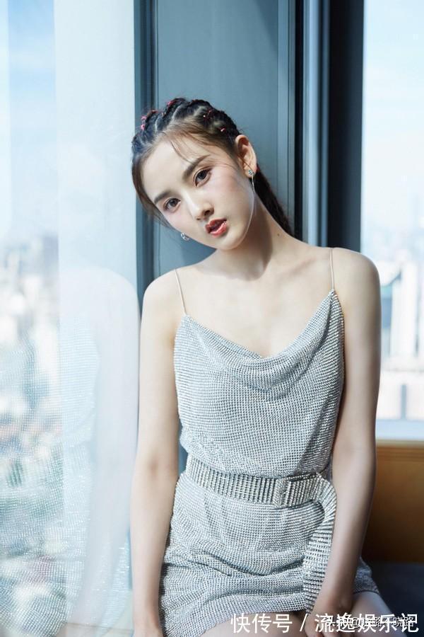 刘海|丸子头已经不流行了,今年这5种发型是真火,简单大方显脸小