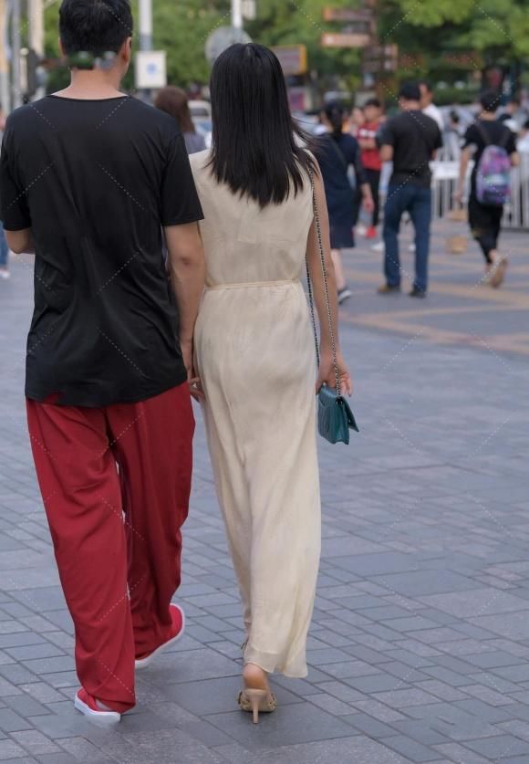 夏季穿搭背心裙，搭配细高跟鞋，清爽靓丽又显气质，优雅有韵味