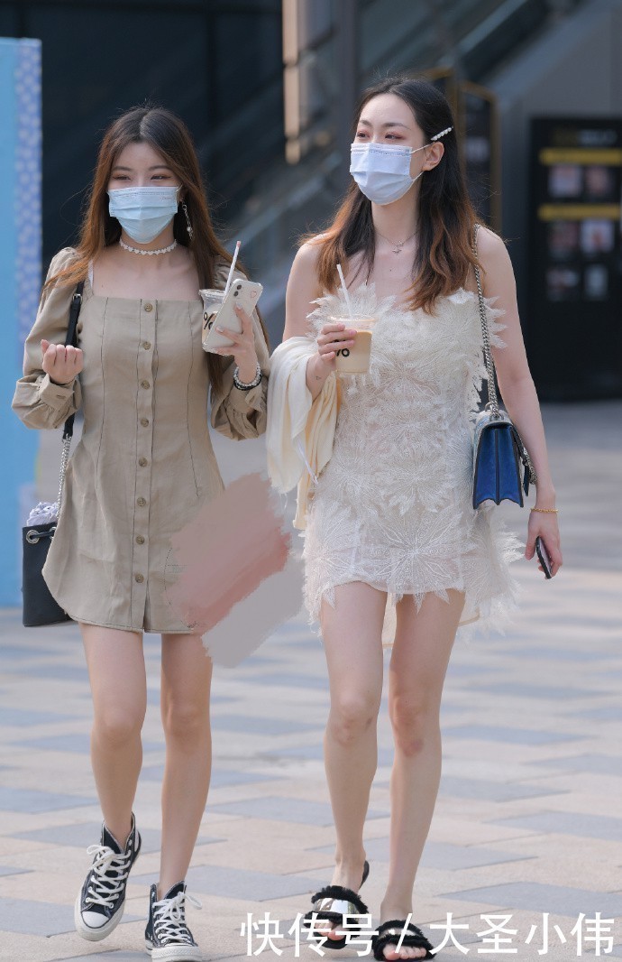 羽毛裙|美女街拍很仙气的羽毛裙,打造一种“朦胧美”,但脚上一双“拖鞋”让气质全无