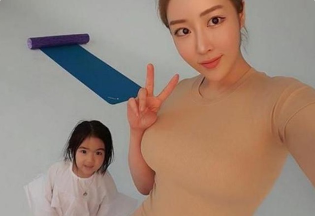 父亲|90后辣妈带娃外出,父亲身高让路人感觉匪夷所思:我眼花了