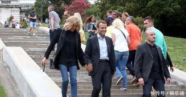 布丽吉特整容后更自信同马克龙出游亲密似挂件,撒起娇来齁甜蜜