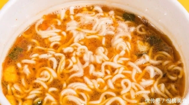 零食|为什么韩国人吃泡面10分钟都觉得不够?中国不到3分钟就吃完