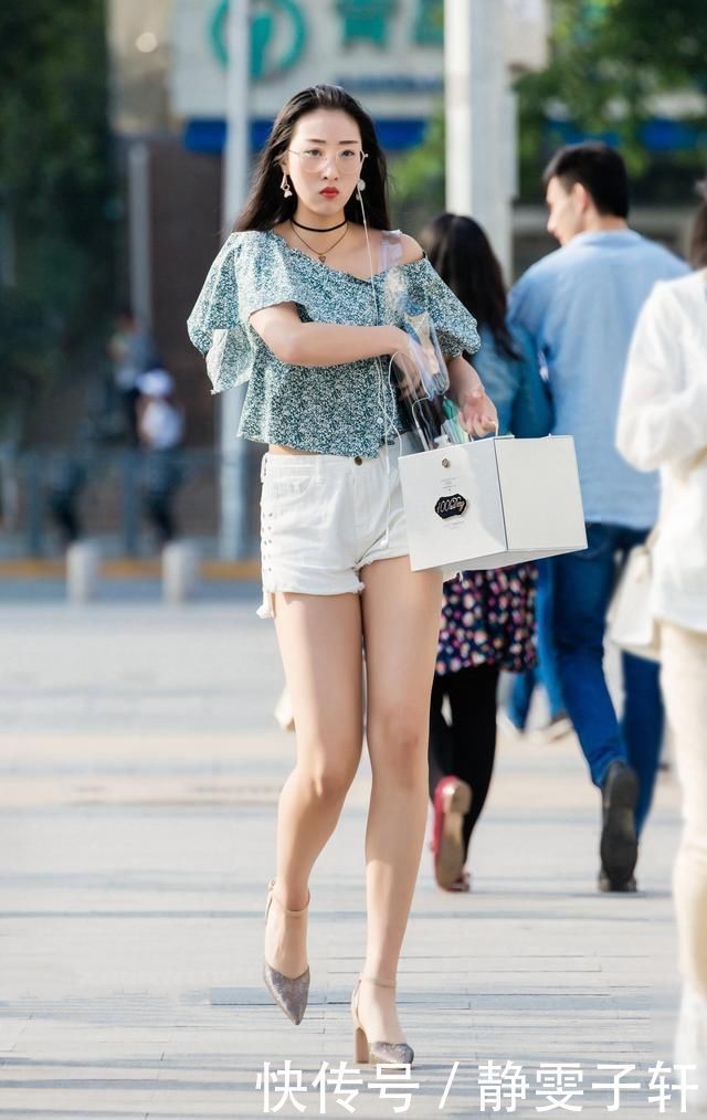 街拍:气质优雅韵味十足的小姐姐,身材性感凹凸有致,很是迷人