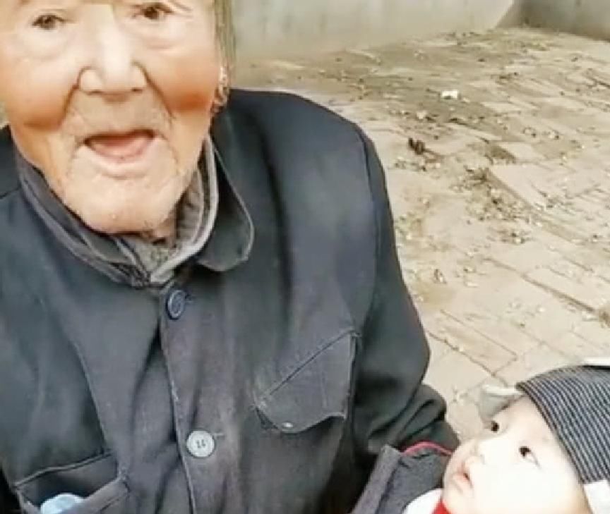 温馨|九十八岁的老太爷抱着小玄孙，全靠眼神交流，网友：画面太温馨了