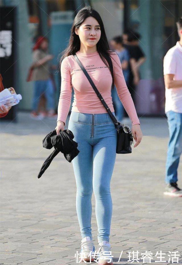 穿搭 粉色上衣搭配牛仔裤的清爽夏日风,横跨包包突显微胖身材的气质