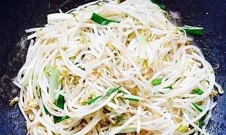 和韭菜是天生一对，钙含量是牛奶的3倍，三块钱炒一盘，太过瘾