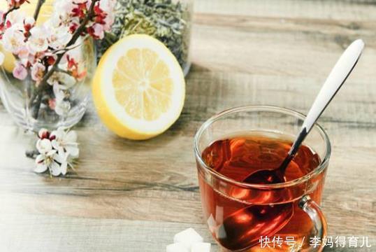 养生只能泡“枸杞”?不!三种食材泡水喝两次,能使你更加健康!