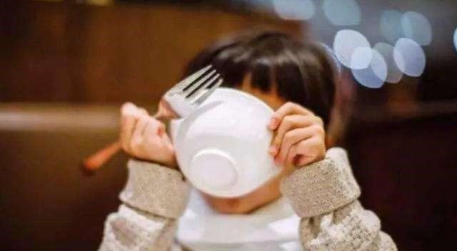 礼仪|长大后没出息的孩子,吃饭大多有“3种表现”,每一种都让人反感