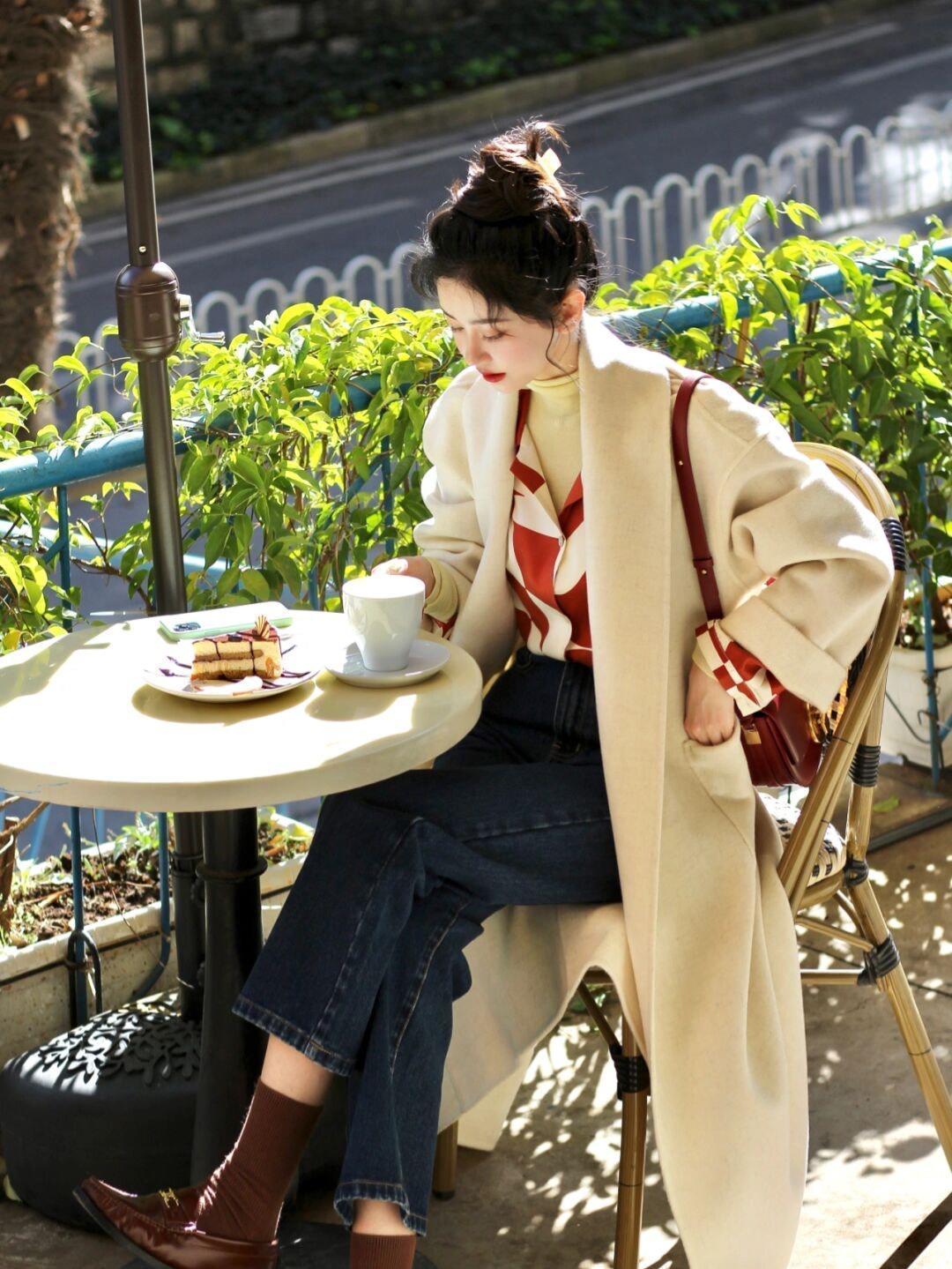 知性 秋冬大衣别乱选,奶黄色大衣更温柔,搭配白色阔腿裤知性又优雅!