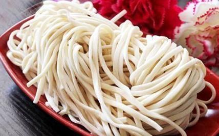 骨质疏松|骨质疏松的人是因面条吃多了?专家:想要养护骨骼,2种食物要少碰