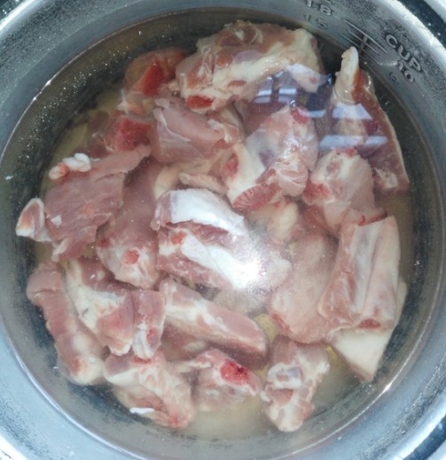 炖排骨腥味过大30年老师傅这一步很重要,难怪排骨腥柴不好吃