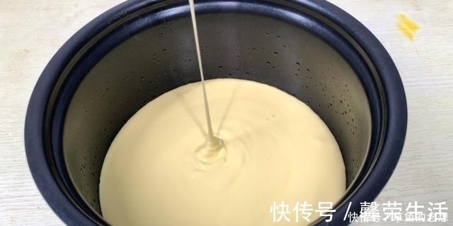 电饭锅做蛋糕原来这么简单，不回缩不塌陷，松软细腻，比买的好吃