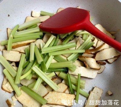 香干|吃一次就念念不忘的芹菜炒香干！