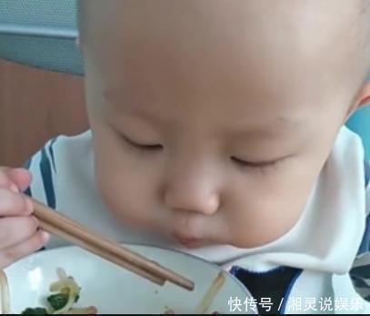乘客|“口水宝宝”高铁上看人吃东西,馋虫被勾出来,爸爸肩膀全是口水