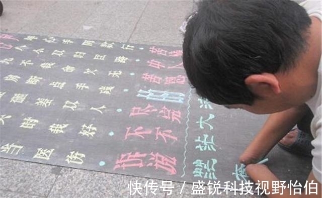 收购!乞丐苦练10年粉笔字,字体被收购,如今成书法家,身价上千万