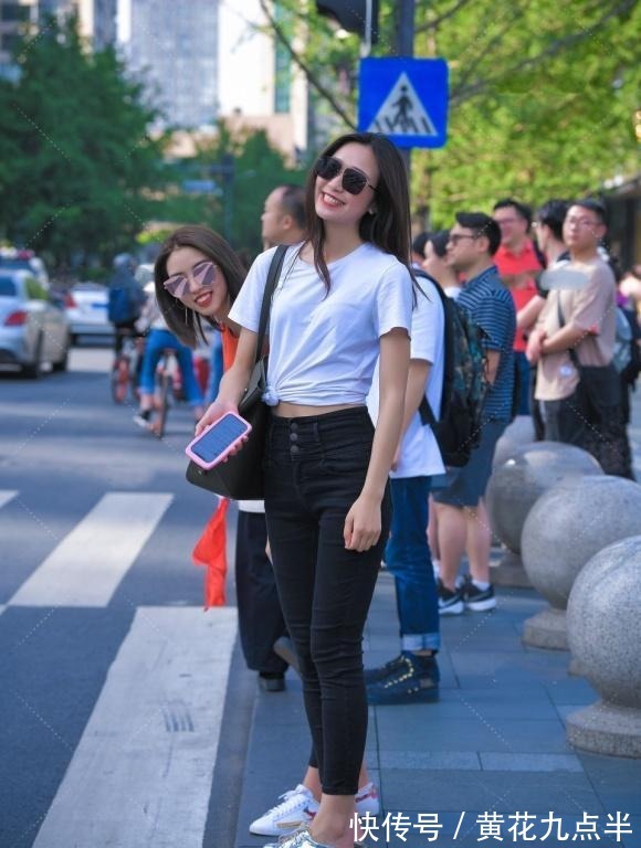 短袖|活力美女太有魅力了,短袖衫配牛仔裤,穿出清爽美丽大方的美