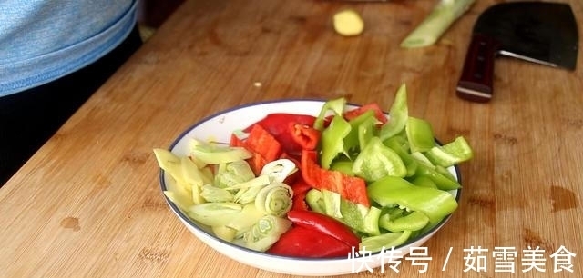 炖鸡肉时,别再直接下锅炖,大厨教你一招,鸡肉鲜嫩营养不流失