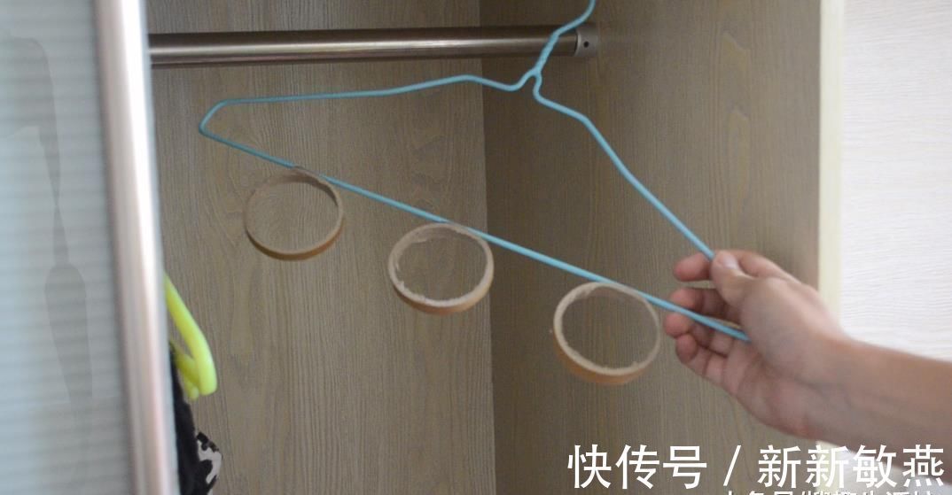 纸筒粘在旧衣架上面, 很多人不知道有啥用, 看完你会感谢我的