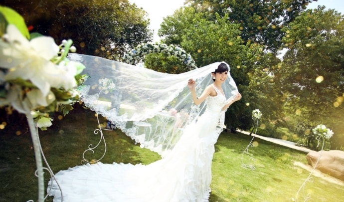 婚纱|“婚纱姐”走红,一年四季都穿婚纱过生活,有老公却没有“家”