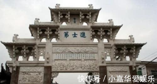 唐伯虎@进士过年学写对联,路人便随手添了一笔,结果家中女眷一看羞红脸