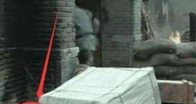 《亮剑》中的穿帮镜头,日本军官死而复生,战争年代惊现面包车!