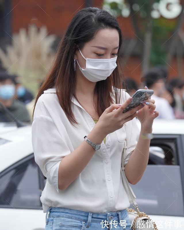 打底裤 白色温柔长袖搭配浅色中腰牛仔裤,轻熟风格,具有青春时尚感!