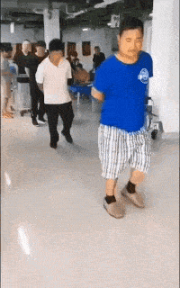 |搞笑GIF:这只猫星人应该是女猫吧!看有多淑女!