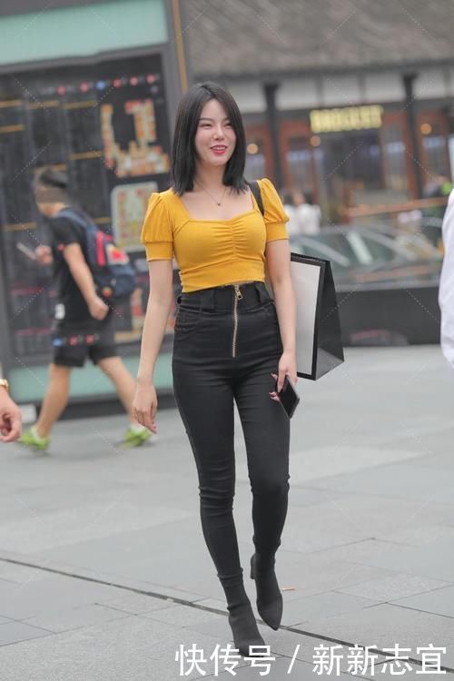 气质|黑色搭配黄色时髦美感十足,休闲的衣服搭配粗跟鞋显气质