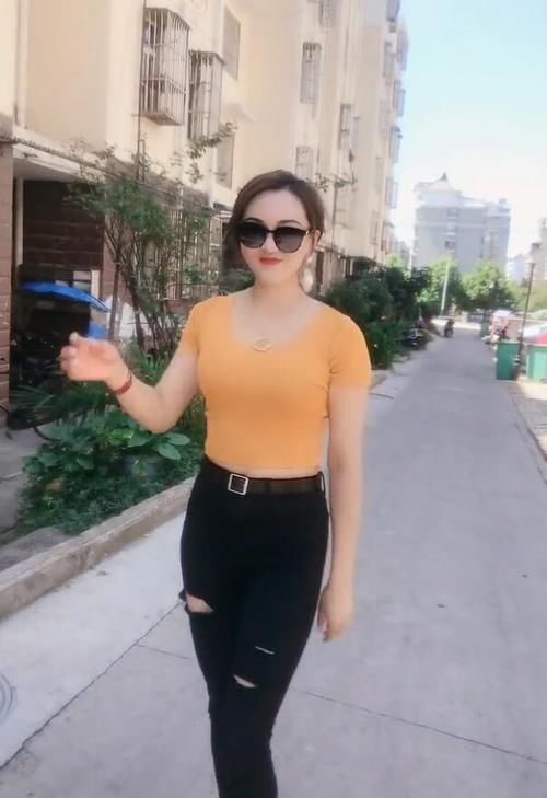 破洞牛仔裤风格，凸显个性，魅力十足！