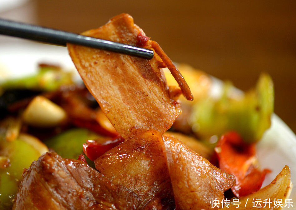  回锅肉怎么做好吃又正宗川菜大厨分享做法，肥而不腻软糯鲜香