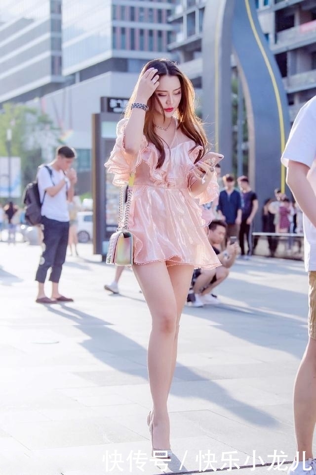 时尚穿搭,下半身配上米白色的蕾丝面料,看起来很个性