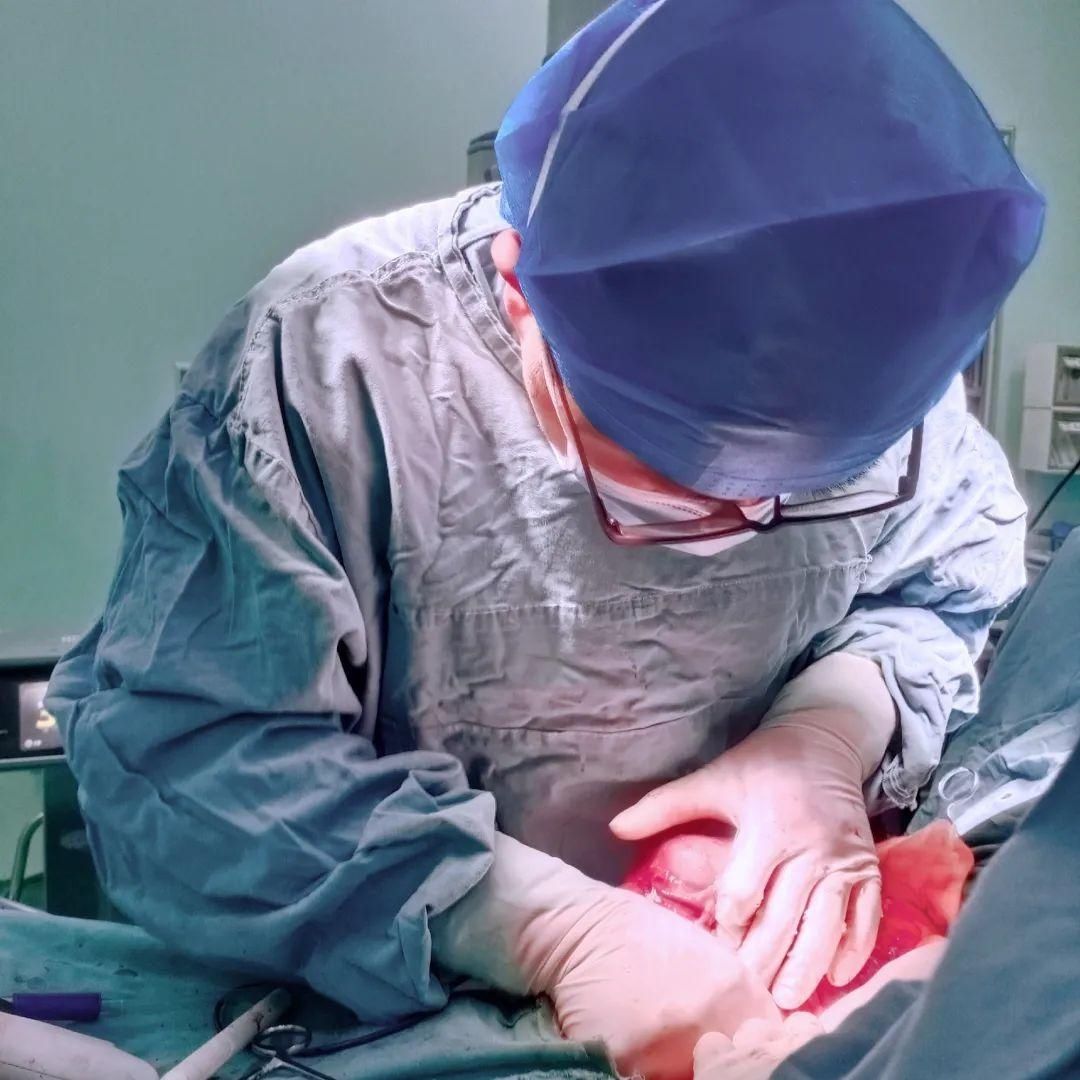 五旬女子“怀胎”10年“生下”西瓜大肿瘤,不换血管摘瘤省了五六万