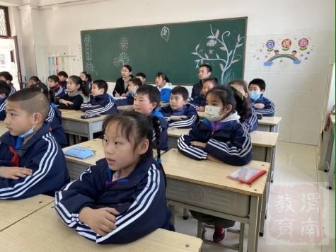 渭南高新区高新小学：推门听课随堂问诊 杏坛悟道共同进步