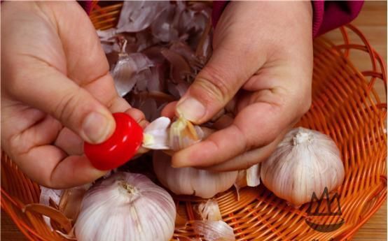  今天才知道，原来剥大蒜这么简单，只需一个瓶盖，一分钟剥一大碗