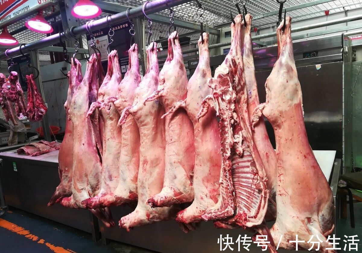 买羊肉时，先看肉皮后看肉，记住4个小窍门，一挑准是新鲜好羊肉