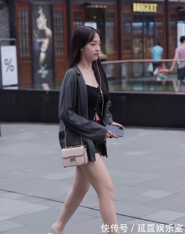 穿搭|微凉秋日的气质穿搭,简单的小西装外套搭配牛仔裤,大方又显身材