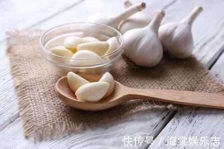 大蒜|大蒜塞进耳朵里。用途太好了。可惜我现在才知道。早学早受用