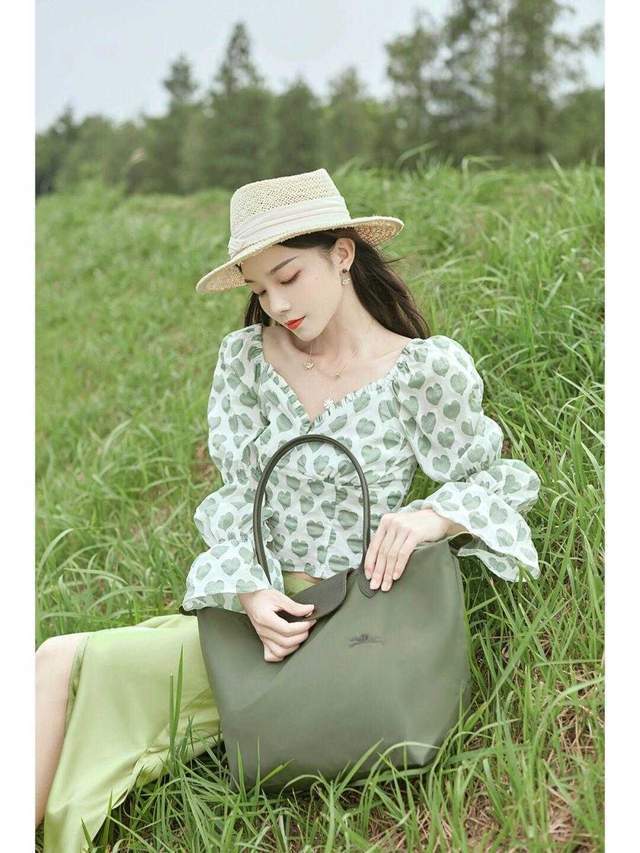 衬衫|半身裙在秋天依然风头不减,搭配泡泡袖衬衫,这才是“高级穿法”