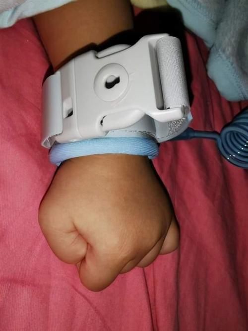 孩子|妈妈把孩子拴到凳子上生二胎和三胎,这样“爱”孩子,让人心痛