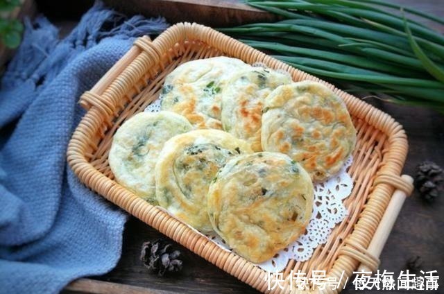 烫面|葱油饼新做法,不用揉面,不用烫面,外酥里嫩,放凉了也不会硬