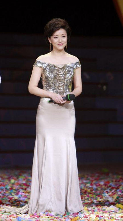 西装|杨澜穿衣从不“装嫩”,穿黑西装内搭白衬衫,骨子里透着高级感