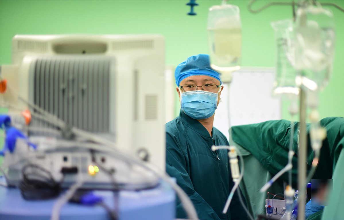 外科医生|手术中医生断开患者的氧气长达三分钟，只为缝好那关键一针