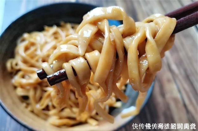 做手擀面时,别再加水了!换成它,面条更筋道更有营养,还不粘连
