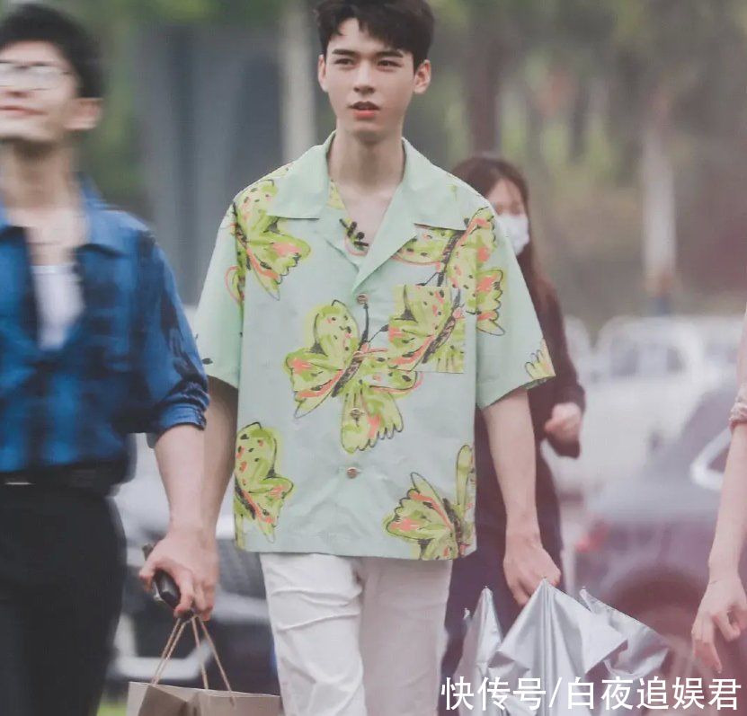 宁静|《中餐厅5》晒海报,华为公主并非是团宠,看到丁真的位置我慕了