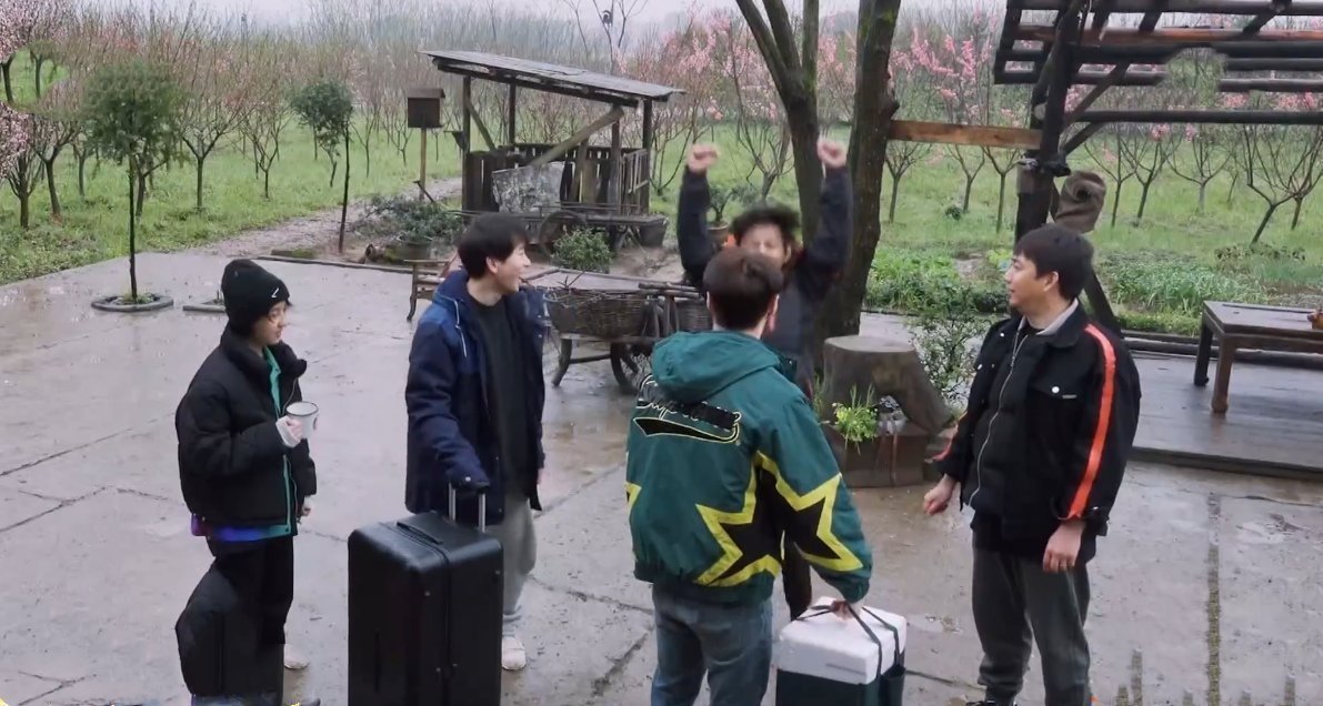 黃磊|張藝興買食材時瘋狂試吃，何炅說他是個狠角色，黃磊以粥代茶招待