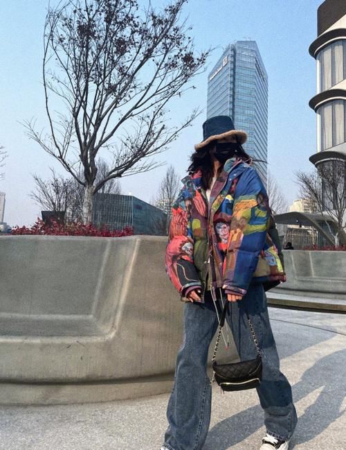 刘雯“全身都是戏”，为了显潮范穿满印外套不够，连卫衣都要拼色